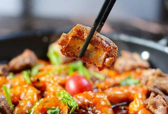 “干鍋排骨”的家常做法，做法簡單，口感麻辣鮮香